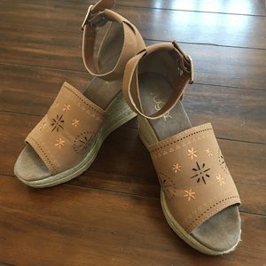 Women’s Sugar Heated Wedges in Tan